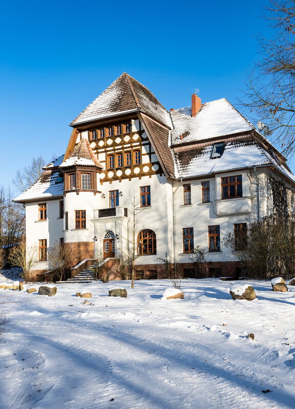 Gut Alt Necheln im Winter mit Morgenlicht und Schnee